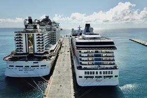 Columbus, Cruise, Zwei, Kreuzfahrtschiffe, Center, Bremerhaven